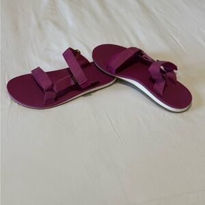 Teva - Women's - Purple Sandals - NWOT - size 9